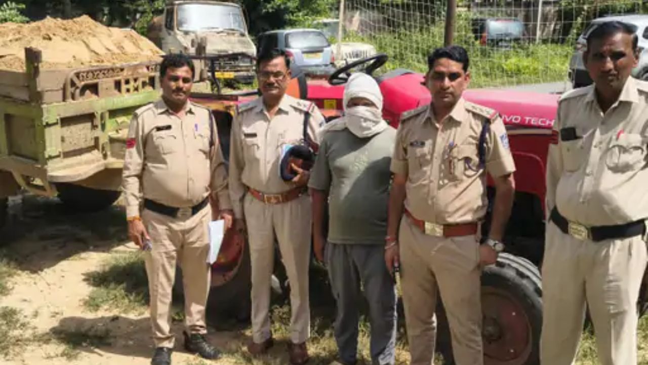 रेत माफिया पर पुलिस की कार्रवाई, आसन नदी से रेत भरकर ला रही 7 लाख की ट्रैक्टर-ट्रॉली जब्त रेत माफिया पर पुलिस की कार्रवाई, आसन नदी से रेत भरकर ला रही 7 लाख की ट्रैक्टर-ट्रॉली जब्त