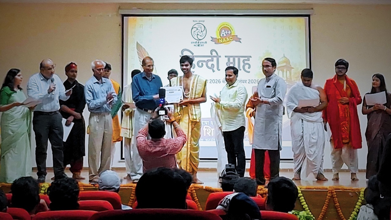 क्षेत्रीय शिक्षा संस्थान भोपाल में हिंदी माह का समापन, डॉ. धर्मेंद्र पारे ने लोक बोलियों के संरक्षण और भाषा की साझेदारी पर दिया जोर