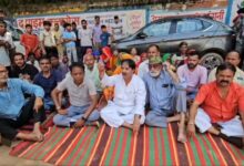 Gwalior News : आम रास्ता बंद करने से भड़की कांग्रेस, रेलवे क्रॉसिंग के पास स्थानीय लोगों के साथ धरने पर बैठे नेता