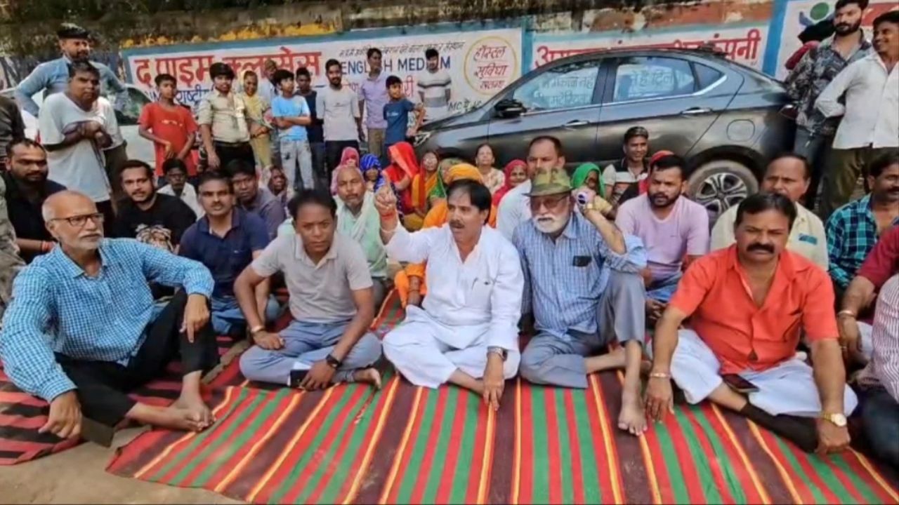 Gwalior News : आम रास्ता बंद करने से भड़की कांग्रेस, रेलवे क्रॉसिंग के पास स्थानीय लोगों के साथ धरने पर बैठे नेता Gwalior News : आम रास्ता बंद करने से भड़की कांग्रेस, रेलवे क्रॉसिंग के पास स्थानीय लोगों के साथ धरने पर बैठे नेता