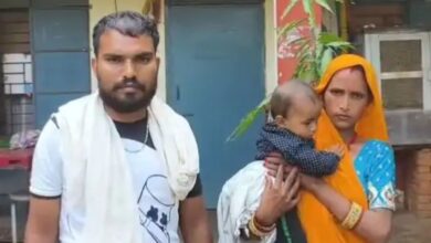 शिवपुरी में जिंदा महिला सरकारी रिकॉर्ड में मृत, राशन कार्ड में नाम जुड़वाने पर खुला राज, पति संग लगा रही दफ्तरों के चक्कर