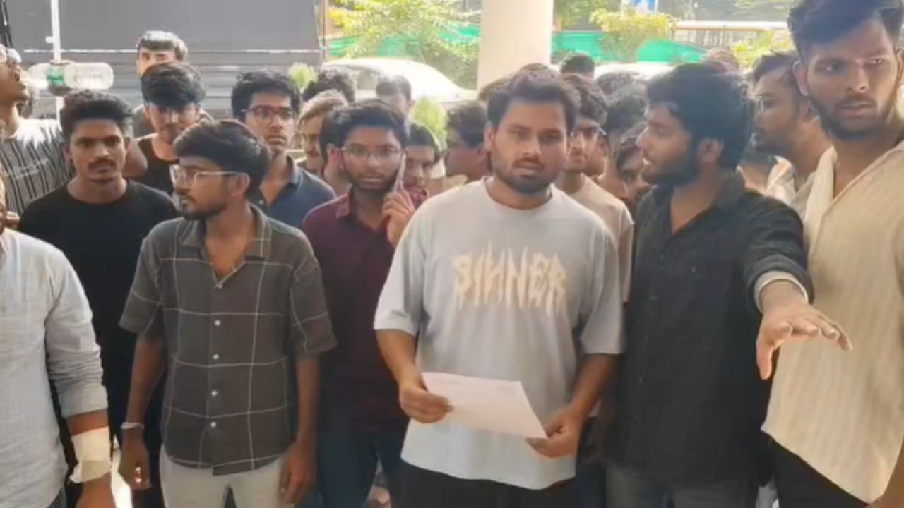 नीमच में मेडिकल छात्र से मारपीट का मामला, मंडी इंस्पेक्टर समेत दो लोगों पर गंभीर आरोप, छात्रों ने कैंट थाने पहुंचकर की कार्रवाई की मांग नीमच में मेडिकल छात्र से मारपीट का मामला, मंडी इंस्पेक्टर समेत दो लोगों पर गंभीर आरोप, छात्रों ने कैंट थाने पहुंचकर की कार्रवाई की मांग