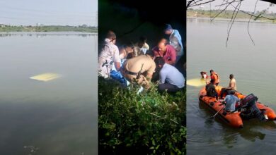 तेज रफ्तार बोलेरो 40 फीट नीचे नदी में गिरी, बचाव दल ने रस्सी के सहारे पांचों लोगों को सुरक्षित निकाला तेज रफ्तार बोलेरो 40 फीट नीचे नदी में गिरी, बचाव दल ने रस्सी के सहारे पांचों लोगों को सुरक्षित निकाला