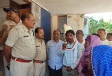 जमीन विवाद मामला, थाने के बाहर धरने पर बैठे ग्रामीण, कोल माइंस कंपनी के कर्मचारियों पर महिलाओं से अभद्रता के आरोप, FIR की मांग