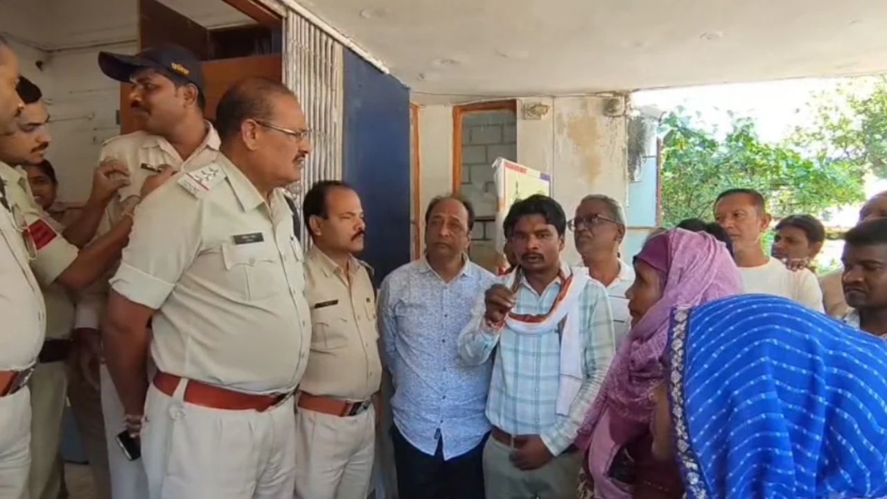 जमीन विवाद मामला, थाने के बाहर धरने पर बैठे ग्रामीण, कोल माइंस कंपनी के कर्मचारियों पर महिलाओं से अभद्रता के आरोप, FIR की मांग