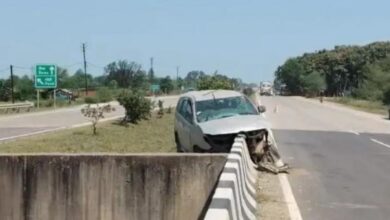 मैहर में डिवाइडर में जा घुसी कार, 2 भाइयों की मौत, ड्राइवर गंभीर घायल