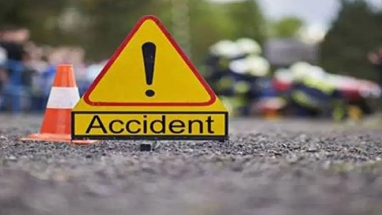 धार में भीषण सड़क हादसा, तेज रफ्तार ट्राले ने बाइक को मारी जोरदार टक्कर, परिवार के 3 सदस्यों की मौत धार में भीषण सड़क हादसा, तेज रफ्तार ट्राले ने बाइक को मारी जोरदार टक्कर, परिवार के 3 सदस्यों की मौत