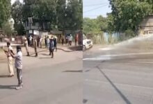 लसूडिया थाने के सामने सड़क पर फैला केमिकल, राहगीरों को हुई आंखों में जलन – खुजली, 5 हजार लीटर पानी से की गई सड़क साफ
