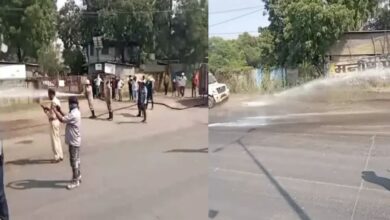 लसूडिया थाने के सामने सड़क पर फैला केमिकल, राहगीरों को हुई आंखों में जलन – खुजली, 5 हजार लीटर पानी से की गई सड़क साफ