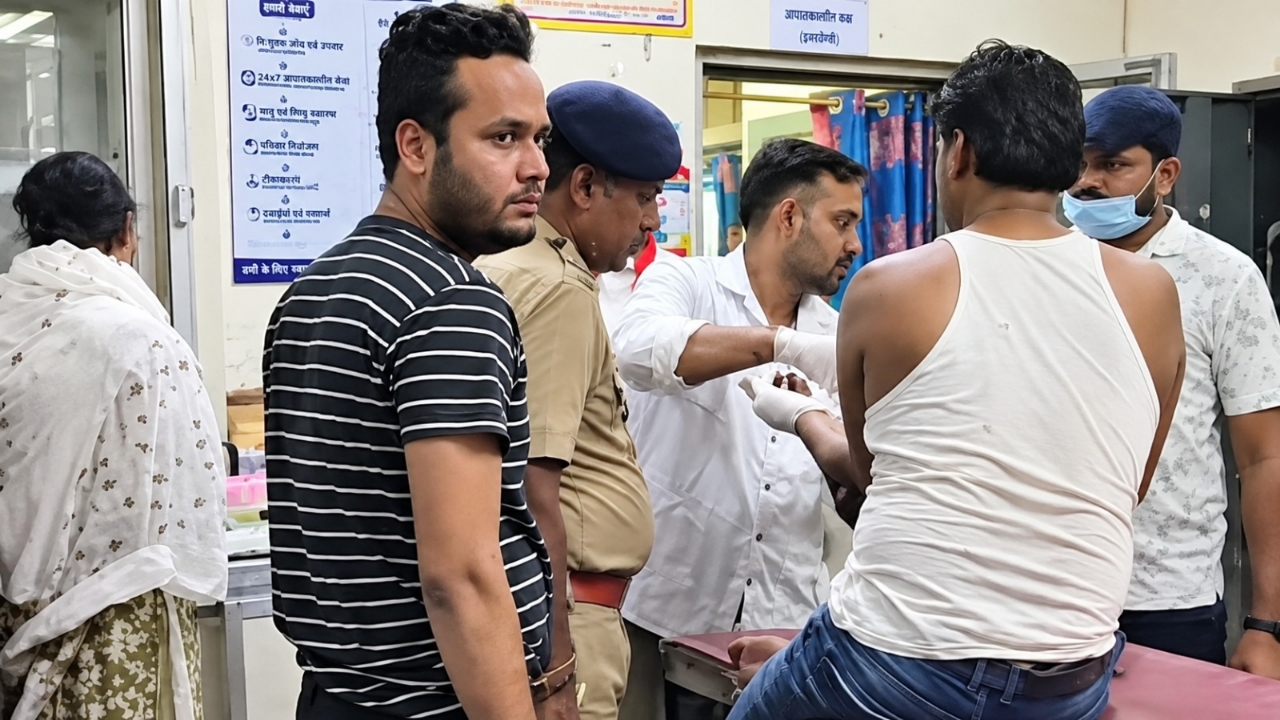 मंदसौर में घर में घुसे बदमाश, परिवार पर लाठी-डंडे और चाकू से किया हमला, 2 घायल मंदसौर में घर में घुसे बदमाश, परिवार पर लाठी-डंडे और चाकू से किया हमला, 2 घायल