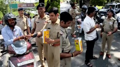 हेलमेट सीट बेल्ट लगाया तो चॉकलेट और चाबी का छल्ला, नियम तोड़े तो कटेगा चालान, उज्जैन ट्रैफिक पुलिस का अनोखा अभियान