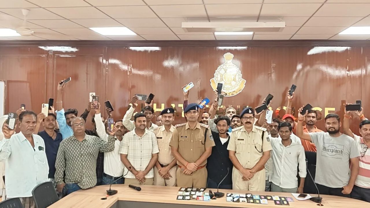 ‘ऑपरेशन विश्वास’ ने लौटाई मुस्कान, छतरपुर पुलिस ने 38.40 लाख रुपये के 256 गुम मोबाइल किए बरामद, असली मालिकों को सौंपे