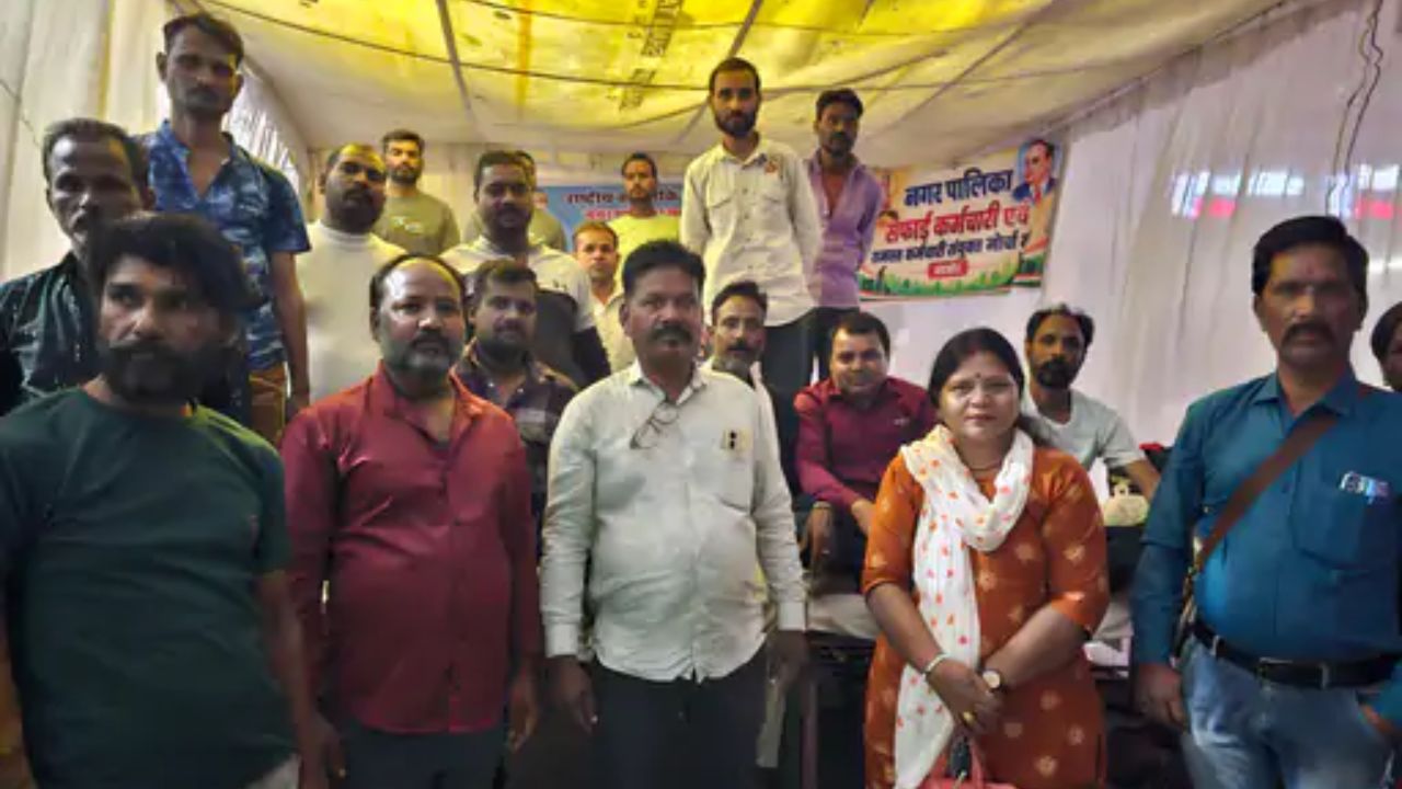 भूख हड़ताल के बाद मंदसौर में नगर पालिका कर्मचारियों ने बंद किया काम, 15 मांगों को लेकर गांधी चौराहे पर धरना भूख हड़ताल के बाद मंदसौर में नगर पालिका कर्मचारियों ने बंद किया काम, 15 मांगों को लेकर गांधी चौराहे पर धरना