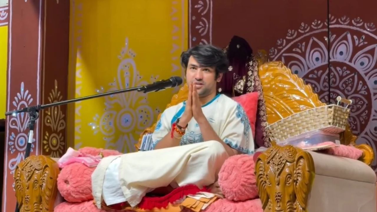 धीरेन्द्र शास्त्री बोले, “बेटियां होना पाप जैसा हो गया है”, बागेश्वर धाम पर अकेले ना आयें महिलाएं, सेवादारों पर भी नहीं करें भरोसा