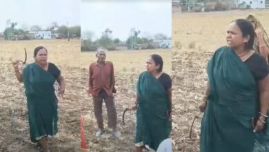 सीहोर में हाईवोल्टेज ड्रामा: पुलिस के सामने दराता लेकर खड़ी हुई महिला, जमीन विवाद में भारी बवाल