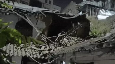 जबलपुर में 100 साल पुराना मकान भरभराकर गिरा, 4 परिवारों के 10 लोग 2 घंटे फंसे, दीवार तोड़कर रेस्क्यू
