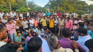 खंभे पर काम कर रहे आउटसोर्स कर्मी की मौत, बिजली विभाग पर लापरवाही के आरोप, परिजनों ने किया चक्काजाम