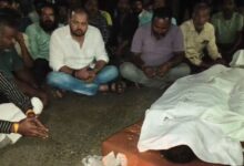 नीमच में करंट से आउटसोर्स कर्मचारी की मौत पर बवाल, ग्रामीणों ने शव रखकर रातभर दिया धरना, 50 लाख रुपए मुआवजे की मांग