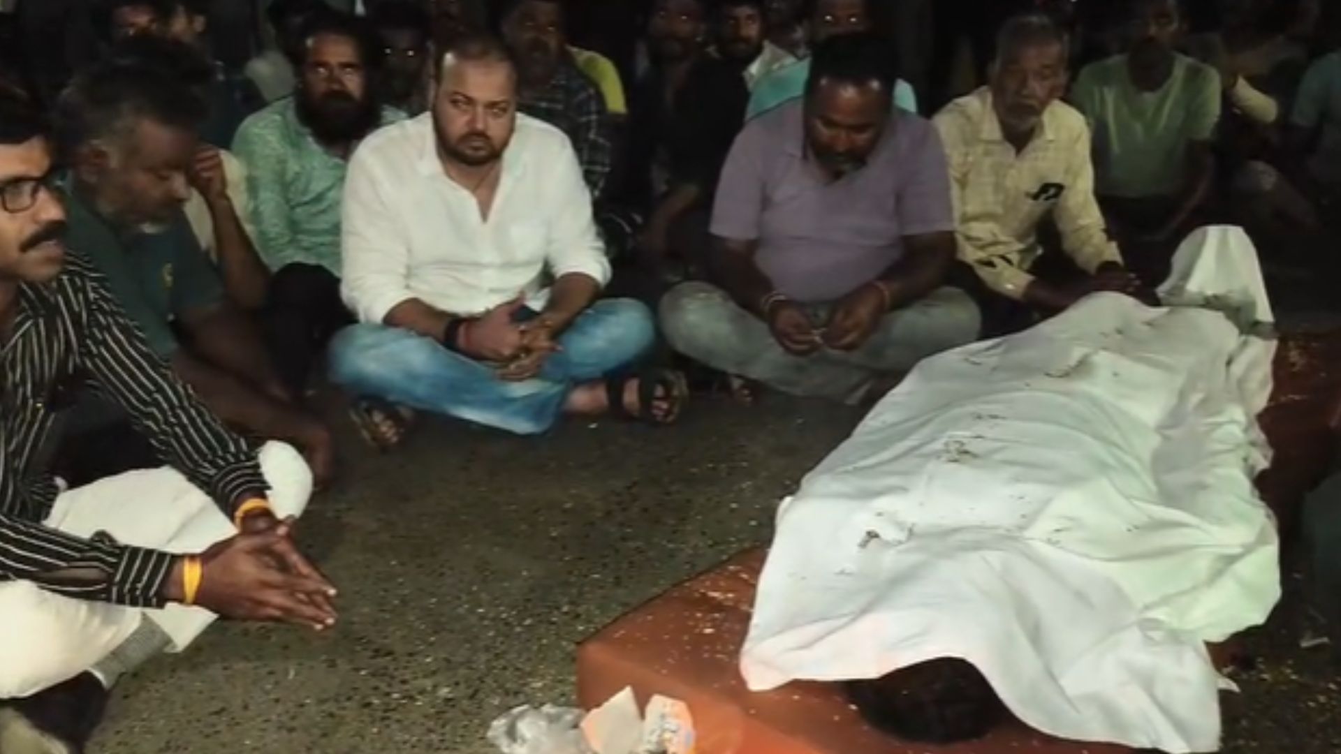 नीमच में करंट से आउटसोर्स कर्मचारी की मौत पर बवाल, ग्रामीणों ने शव रखकर रातभर दिया धरना, 50 लाख रुपए मुआवजे की मांग