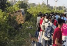 सीहोर में बच्चों से भरी स्कूल बस हादसे का शिकार: झाड़ियों और गड्ढे में घुसी, एक बच्ची घायल, बाकी छात्र सुरक्षित