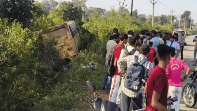 सीहोर में बच्चों से भरी स्कूल बस हादसे का शिकार: झाड़ियों और गड्ढे में घुसी, एक बच्ची घायल, बाकी छात्र सुरक्षित