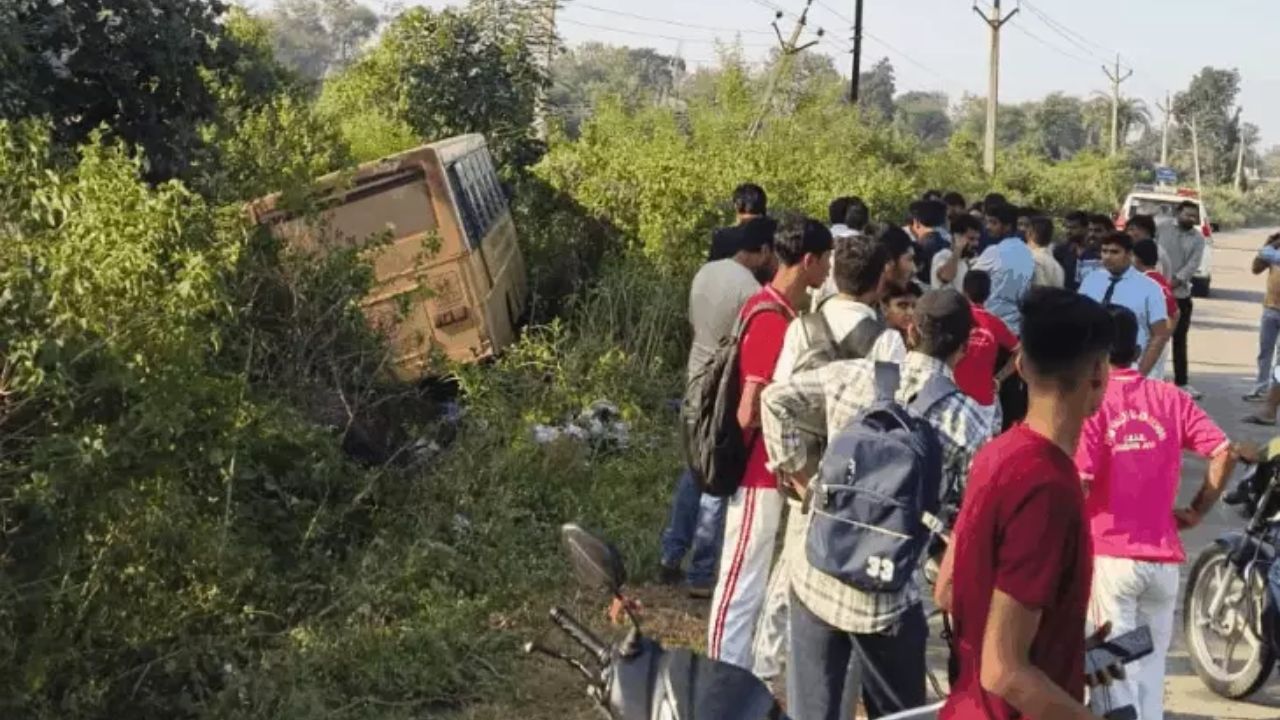 सीहोर में बच्चों से भरी स्कूल बस हादसे का शिकार: झाड़ियों और गड्ढे में घुसी, एक बच्ची घायल, बाकी छात्र सुरक्षित