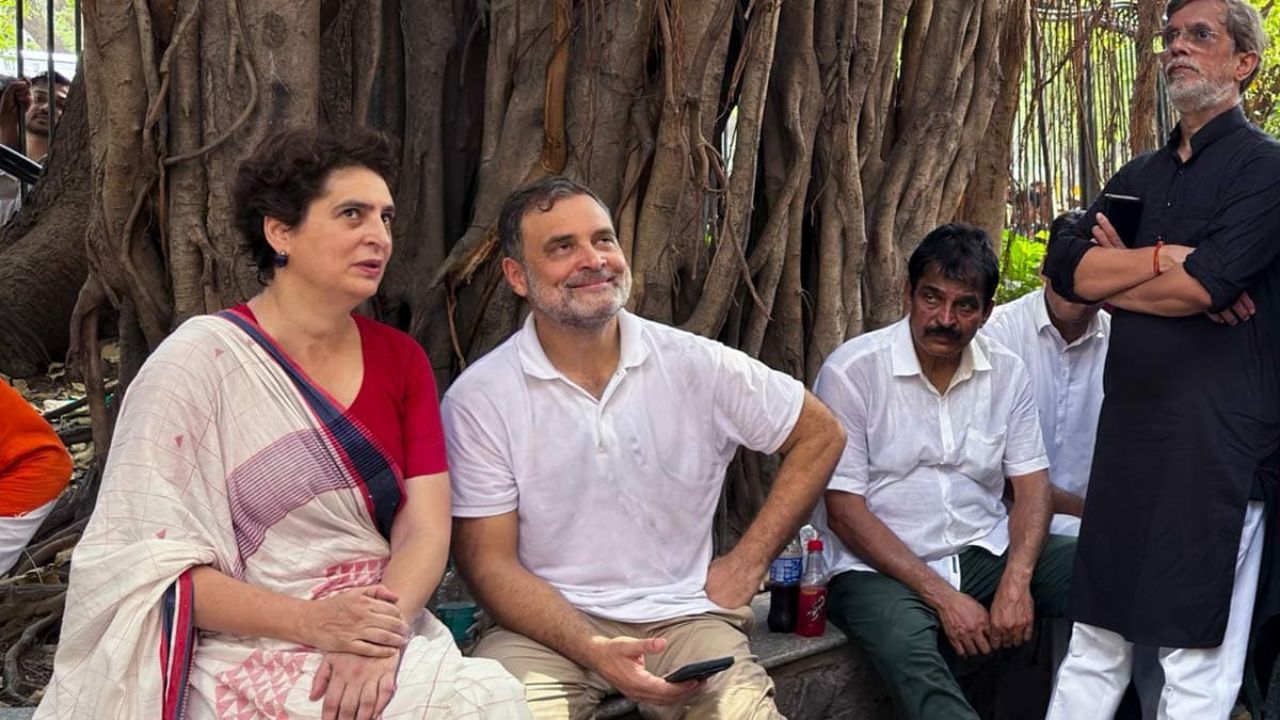 दिल्ली में राहुल गांधी-प्रियंका गांधी समेत विपक्षी नेताओं पर FIR, आकाशवाणी भवन में बिना अनुमति प्रवेश का आरोप दिल्ली में राहुल गांधी-प्रियंका गांधी समेत विपक्षी नेताओं पर FIR, आकाशवाणी भवन में बिना अनुमति प्रवेश का आरोप