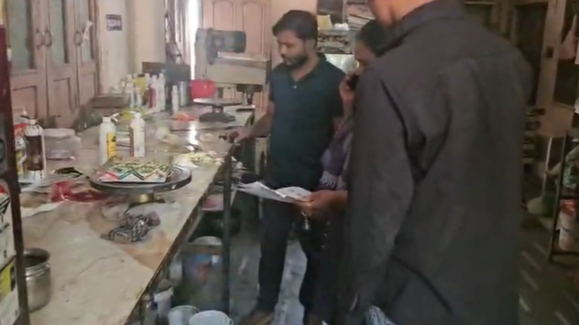 इंदौर में खाद्य सुरक्षा विभाग की बड़ी कार्रवाई, गंदगी में बन रहा था केक, आयुष बेकरी का पंजीयन निलंबन के लिए भेजा
