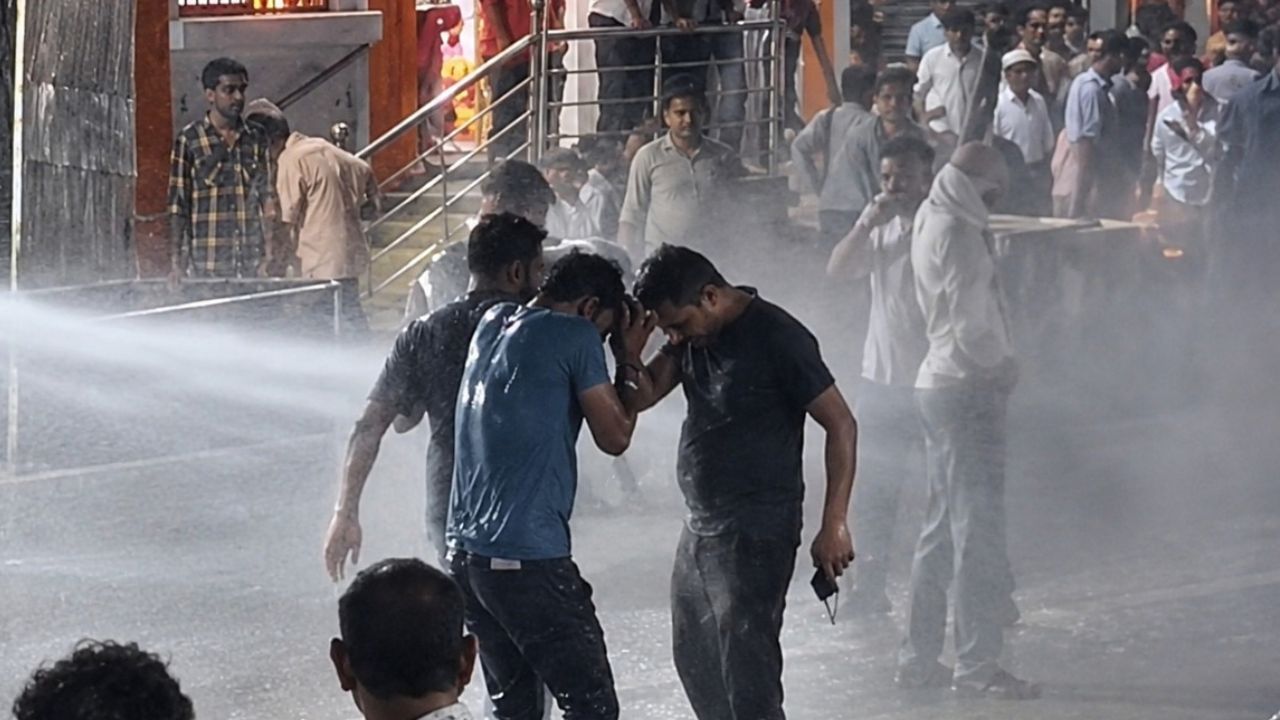 विदिशा में कांग्रेस कार्यकर्ताओं का हंगामा, पुतला फूंकने की कोशिश, पुलिस से की झूमाझटकी विदिशा में कांग्रेस कार्यकर्ताओं का हंगामा, पुतला फूंकने की कोशिश, पुलिस से की झूमाझटकी