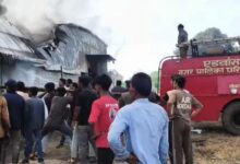 फर्नीचर फैक्ट्री में अचानक धधकी आग, 5-6 करोड़ रुपये के नुकसान का अनुमान, दमकलें आग बुझाने में जुटीं