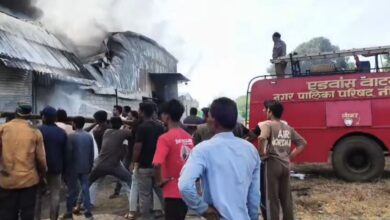 फर्नीचर फैक्ट्री में अचानक धधकी आग, 5-6 करोड़ रुपये के नुकसान का अनुमान, दमकलें आग बुझाने में जुटीं फर्नीचर फैक्ट्री में अचानक धधकी आग, 5-6 करोड़ रुपये के नुकसान का अनुमान, दमकलें आग बुझाने में जुटीं