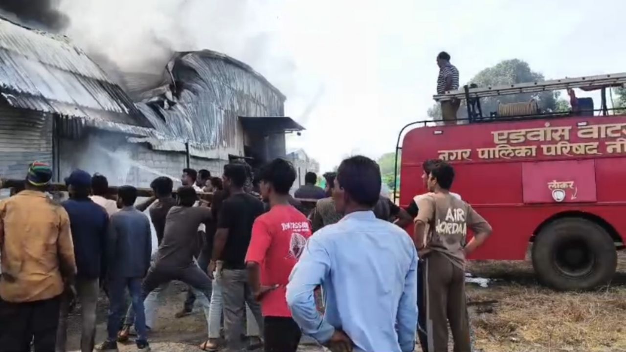 फर्नीचर फैक्ट्री में अचानक धधकी आग, 5-6 करोड़ रुपये के नुकसान का अनुमान, दमकलें आग बुझाने में जुटीं फर्नीचर फैक्ट्री में अचानक धधकी आग, 5-6 करोड़ रुपये के नुकसान का अनुमान, दमकलें आग बुझाने में जुटीं