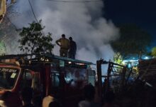 सागर में लकड़ियों के ढेर में लगी आग, घंटों चला ऑपरेशन, 10 दमकलों के साथ सेना ने भी संभाला मोर्चा