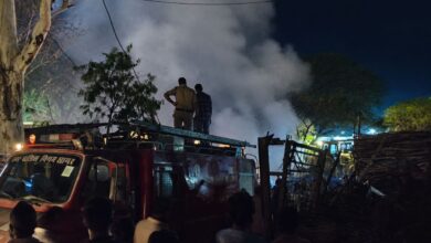 सागर में लकड़ियों के ढेर में लगी आग, घंटों चला ऑपरेशन, 10 दमकलों के साथ सेना ने भी संभाला मोर्चा