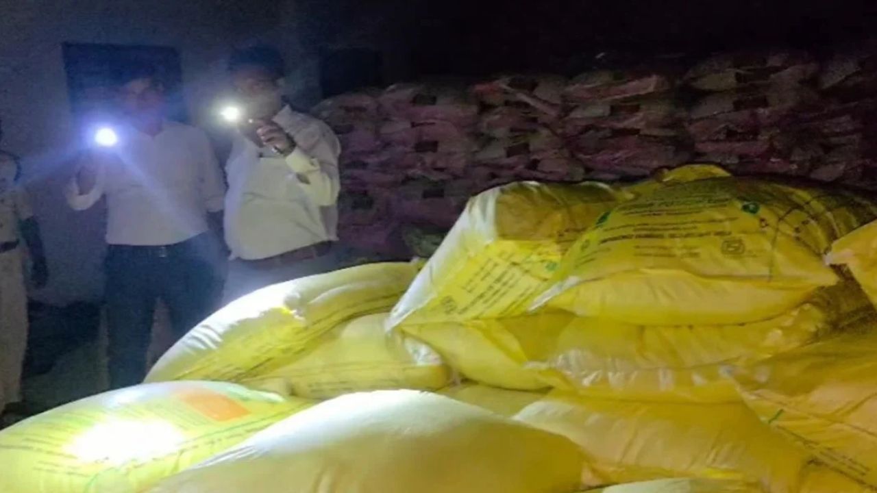 खाद की कालाबाजारी के खिलाफ बड़ा एक्शन, छतरपुर में 275 से ज्यादा बोरी और सागर में 665 बोरी अवैध खाद जब्त, गोदाम सील खाद की कालाबाजारी के खिलाफ बड़ा एक्शन, छतरपुर में 275 से ज्यादा बोरी और सागर में 665 बोरी अवैध खाद जब्त, गोदाम सील