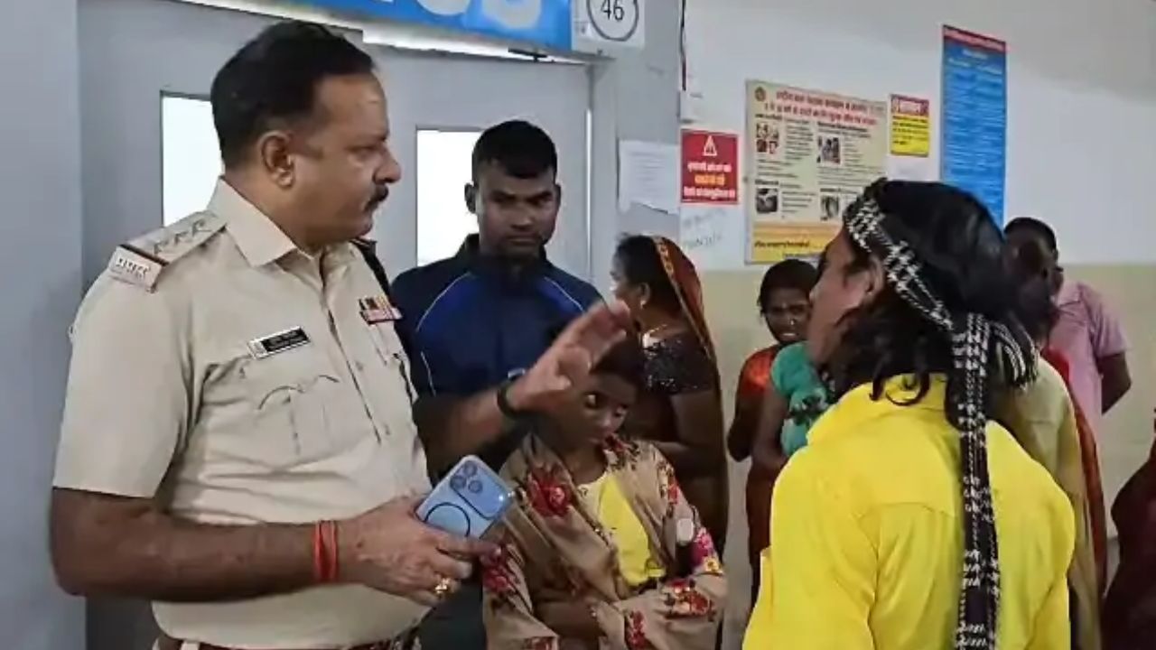 सिंगरौली में झाड़ियों के बीच मिला नवजात, शरीर पर लिपटी थी चींटियां, पुलिस ने अस्पताल पहुंचाया सिंगरौली में झाड़ियों के बीच मिला नवजात, शरीर पर लिपटी थी चींटियां, पुलिस ने अस्पताल पहुंचाया