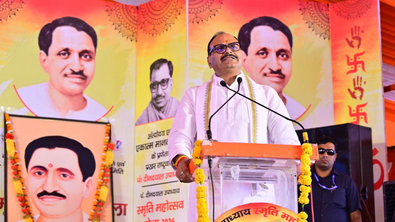 उत्तर प्रदेश: डिप्टी सीएम ब्रजेश पाठक का सपा पर हमला, बोले- सनातन धर्म से कोई लेना-देना नहीं, सिर्फ तुष्टीकरण की राजनीति करती है उत्तर प्रदेश: डिप्टी सीएम ब्रजेश पाठक का सपा पर हमला, बोले- सनातन धर्म से कोई लेना-देना नहीं, सिर्फ तुष्टीकरण की राजनीति करती है