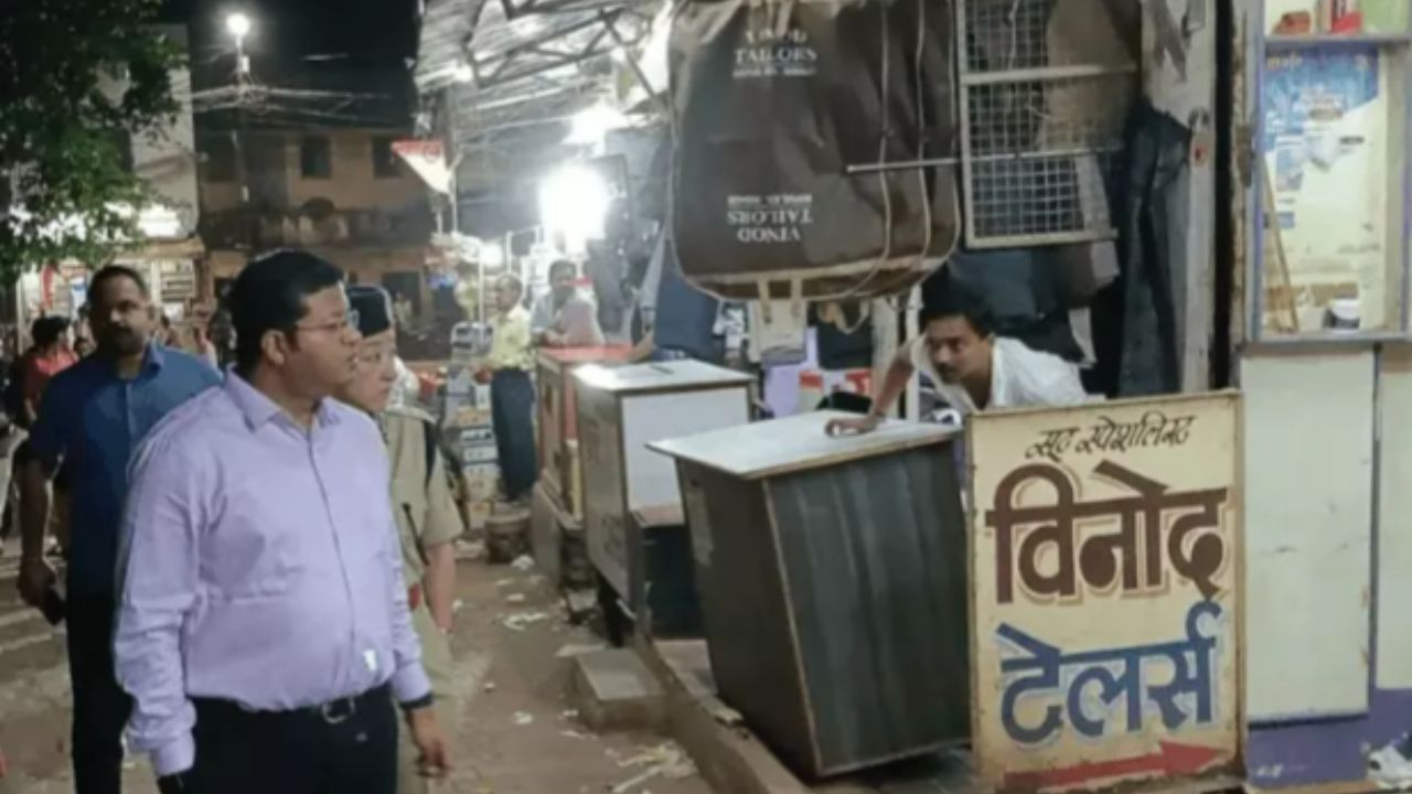 अतिक्रमण पर सख्त शिवपुरी प्रशासन, दुकानदारों से हटवाए स्टॉल, पार्किंग सुधारने के निर्देश अतिक्रमण पर सख्त शिवपुरी प्रशासन, दुकानदारों से हटवाए स्टॉल, पार्किंग सुधारने के निर्देश