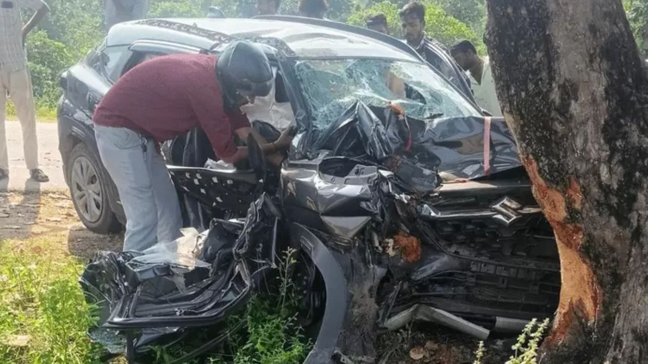 छतरपुर में भीषण सड़क हादसा, ट्रक से बचने के दौरान पेड़ से टकराई तेज रफ्तार कार, दो लोगों की मौत और तीन घायल छतरपुर में भीषण सड़क हादसा, ट्रक से बचने के दौरान पेड़ से टकराई तेज रफ्तार कार, दो लोगों की मौत और तीन घायल