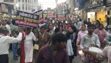 इंदौर में बड़ा गणपति से टोरी कॉर्नर तक कांग्रेस ने निकाला पैदल मार्च, मुख्य चुनाव आयुक्त ज्ञानेश कुमार का पुतला फूंका, की इस्तीफे की मांग