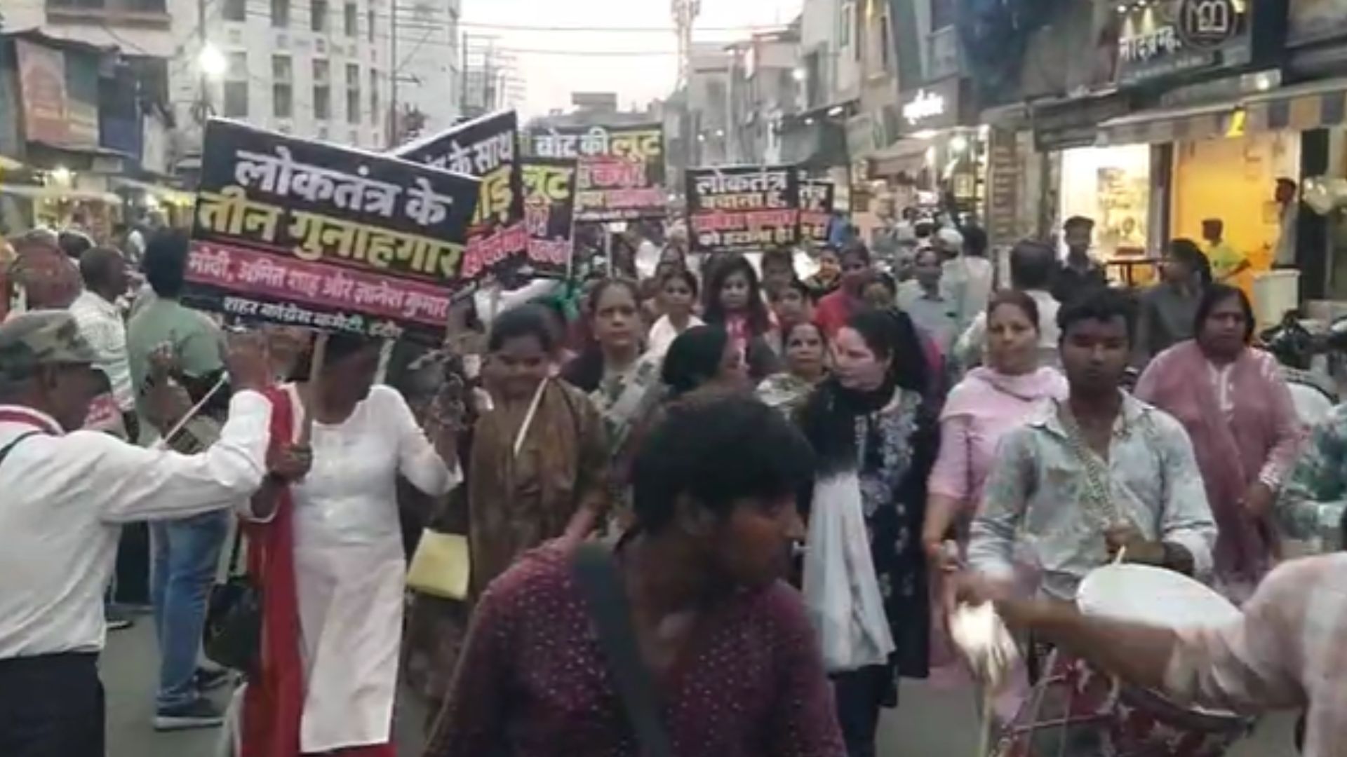 इंदौर में बड़ा गणपति से टोरी कॉर्नर तक कांग्रेस ने निकाला पैदल मार्च, मुख्य चुनाव आयुक्त ज्ञानेश कुमार का पुतला फूंका, की इस्तीफे की मांग इंदौर में बड़ा गणपति से टोरी कॉर्नर तक कांग्रेस ने निकाला पैदल मार्च, मुख्य चुनाव आयुक्त ज्ञानेश कुमार का पुतला फूंका, की इस्तीफे की मांग