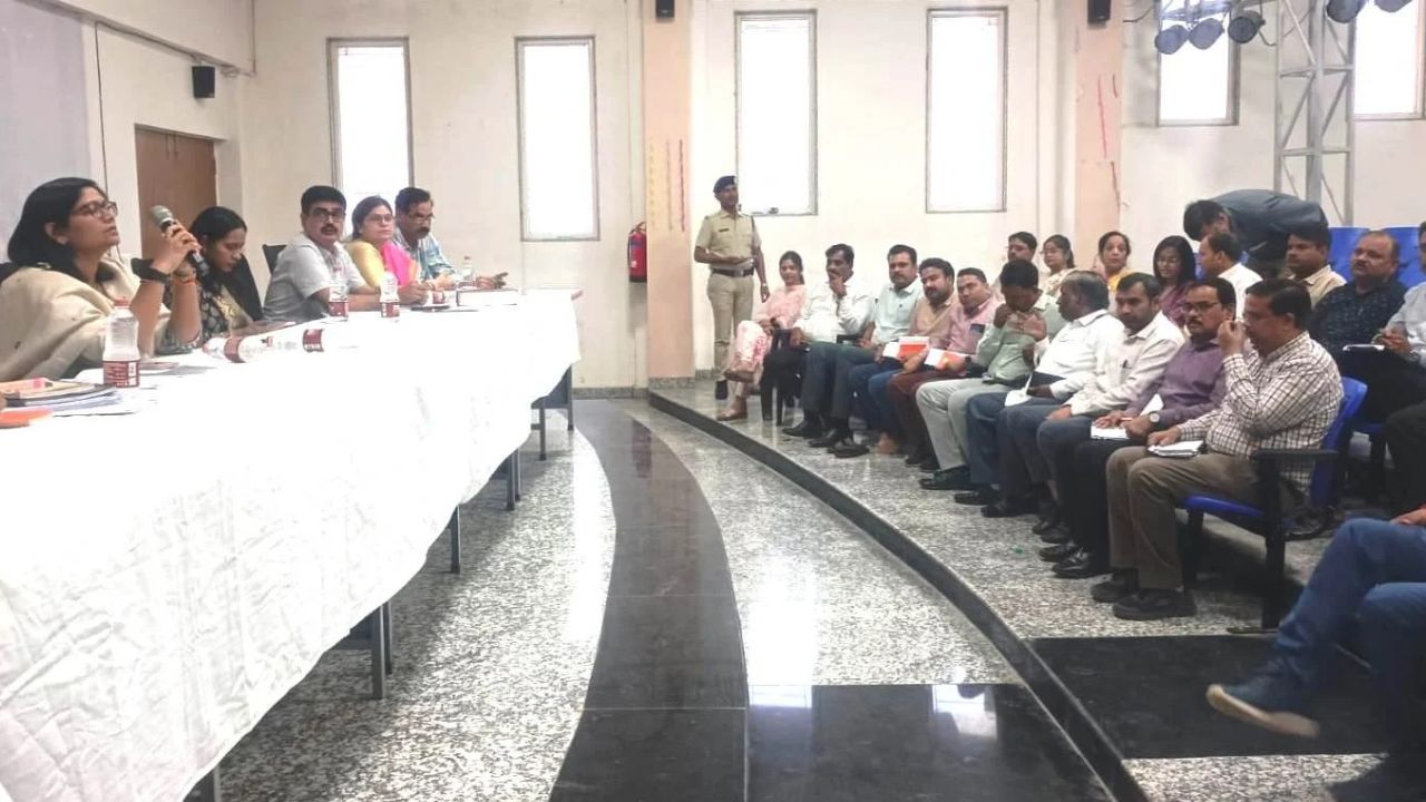कलेक्टर ने किया एक साथ 19 पटवारियों को निलंबित, फार्मर रजिस्ट्री से CM हेल्पलाइन तक काम में लापरवाही बनी वजह कलेक्टर ने किया एक साथ 19 पटवारियों को निलंबित, फार्मर रजिस्ट्री से CM हेल्पलाइन तक काम में लापरवाही बनी वजह