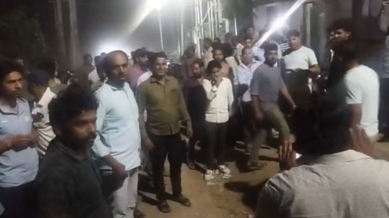 नीमच में बिजली कटौती को लेकर हंगामा, गुस्साए ग्रामीणों ने किया चक्काजाम, मौके पर पहुंचे पुलिस-प्रशासन के अधिकारी