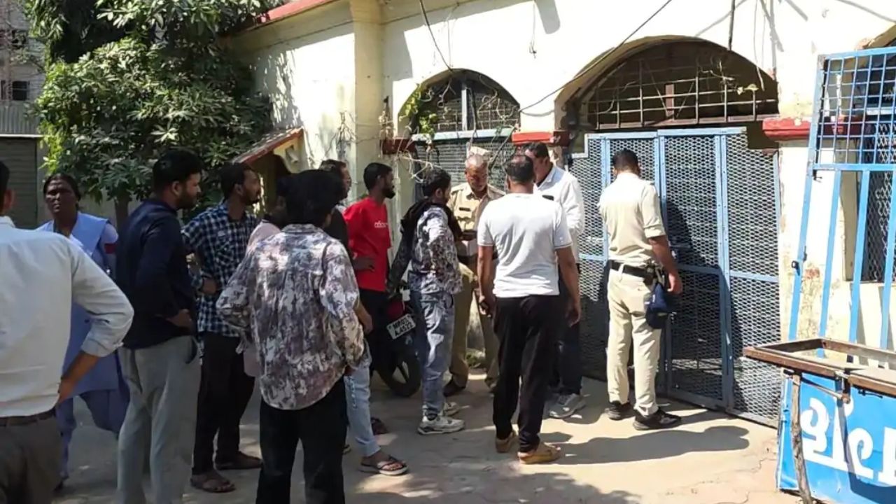 उज्जैन में दो सड़क हादसे, बस की टक्कर से 3 की मौत, बाइक की भिड़ंत में युवक ने तोड़ा दम उज्जैन में दो सड़क हादसे, बस की टक्कर से 3 की मौत, बाइक की भिड़ंत में युवक ने तोड़ा दम