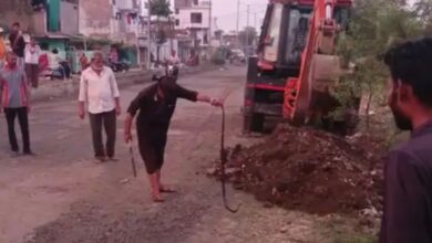सागर में 5 फीट लंबे कोबरा का रेस्क्यू, बिल से निकालने के लिए बुलानी पड़ी JCB