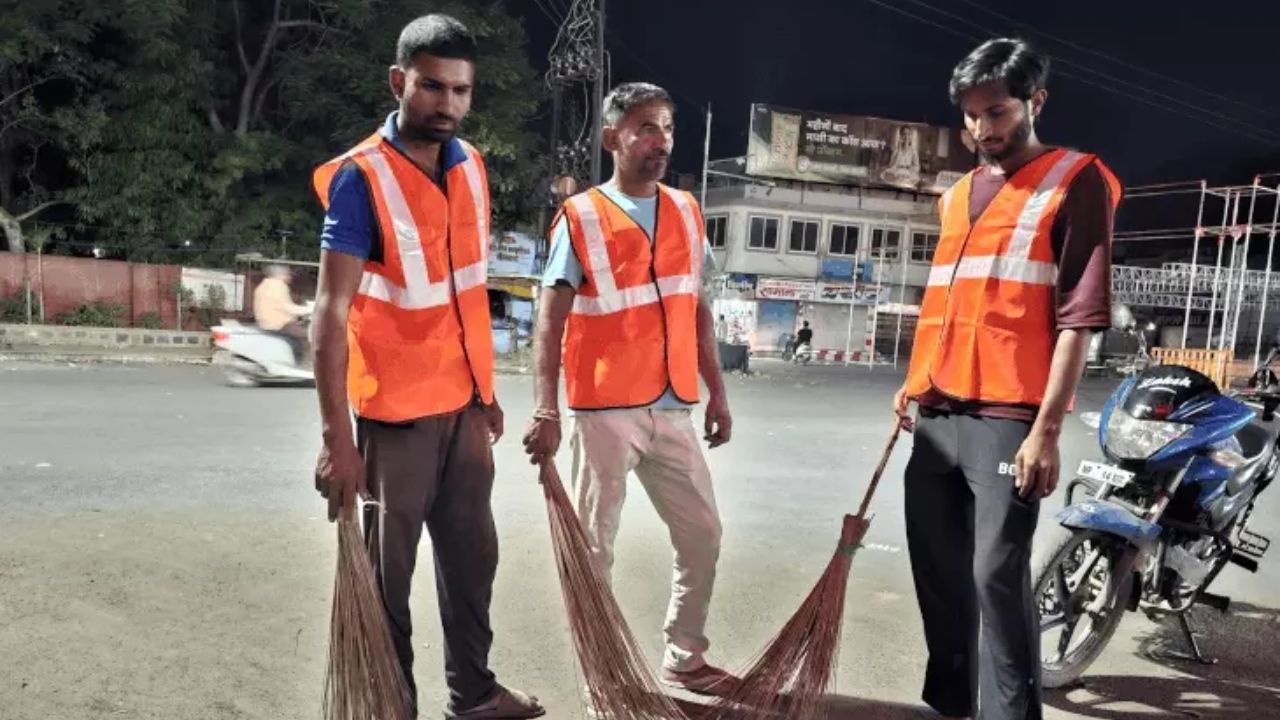 मंदसौर में सफाई कर्मचारियों ने खत्म किया प्रदर्शन, मांगें पूरी करने के लिए नगर पालिका को 20 दिन की मोहलत