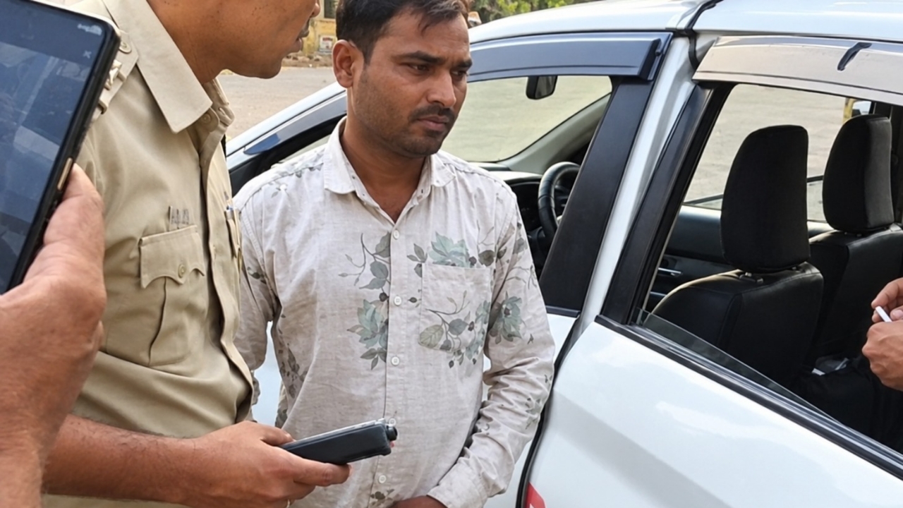 सीहोर में नशे में धूत ड्राइवर का हंगामा, पुलिस से की बदसलूकी, वाहन जब्त कर केस दर्ज सीहोर में नशे में धूत ड्राइवर का हंगामा, पुलिस से की बदसलूकी, वाहन जब्त कर केस दर्ज
