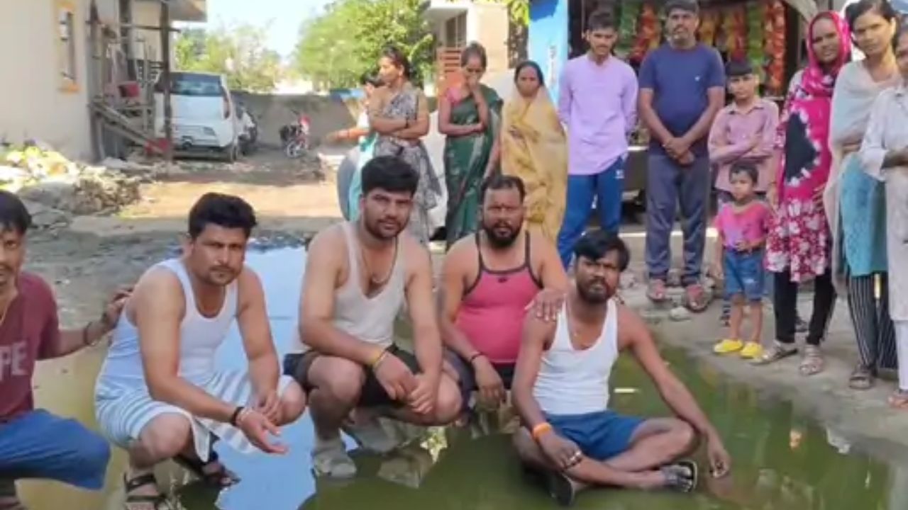 देवास की अमृतवार कॉलोनी में गंदे पानी में बैठकर प्रदर्शन, सीवरेज की समस्या से परेशान रहवासी, CM हेल्पलाइन भी बेअसर देवास की अमृतवार कॉलोनी में गंदे पानी में बैठकर प्रदर्शन, सीवरेज की समस्या से परेशान रहवासी, CM हेल्पलाइन भी बेअसर