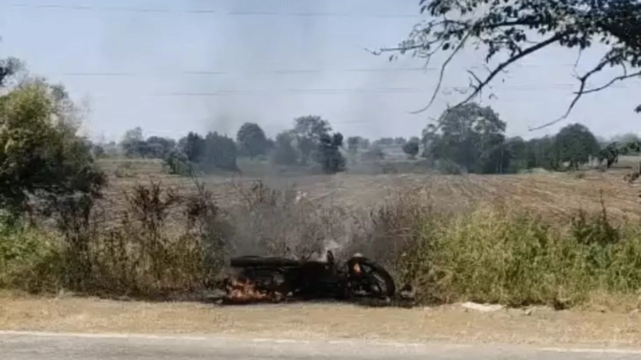 सीहोर-इछावर रोड पर बड़ा हादसा: चलती बाइक पर गिरा हाईटेंशन तार, पिता-पुत्र बाल-बाल बचे