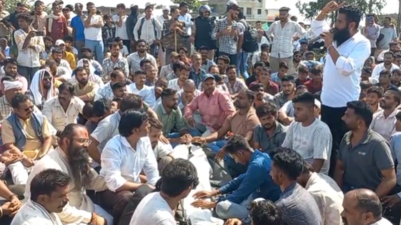 धार में चाकूबाजी के बाद भड़का आक्रोश, युवक की मौत से गुस्साए परिजनों ने हाईवे पर किया चक्काजाम, आरोपियों को फांसी देने की मांग धार में चाकूबाजी के बाद भड़का आक्रोश, युवक की मौत से गुस्साए परिजनों ने हाईवे पर किया चक्काजाम, आरोपियों को फांसी देने की मांग